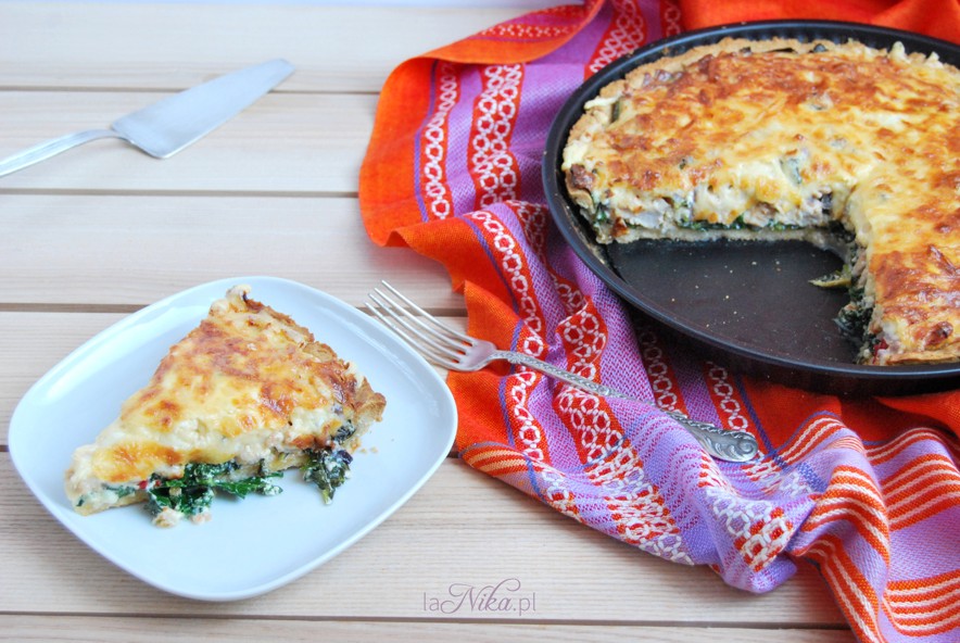 Tarta z indykiem, jarmużem i serem pleśniowym