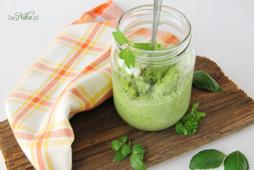 Zielone pesto z lubczyku, pietruszki i bazylii