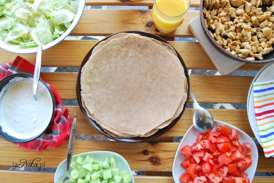 Tortilla orkiszowa z warzywami i kurczakiem