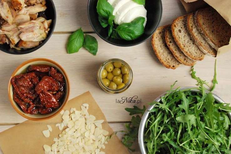 Tosty francuskie z czerwonym pesto i innymi dodatkami 1