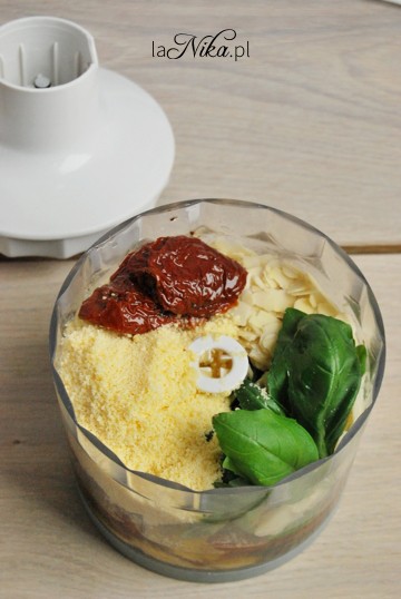 Tosty francuskie z czerwonym pesto i innymi dodatkami 2