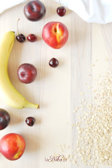 Składniki do owsianki z nektarynkami i bananem przyozdobionej owocami