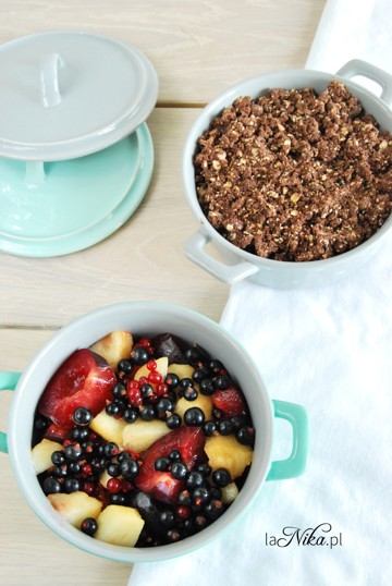 Przygotowywanie crumble ze śliwkami, brzoskwiniami i porzeczkami