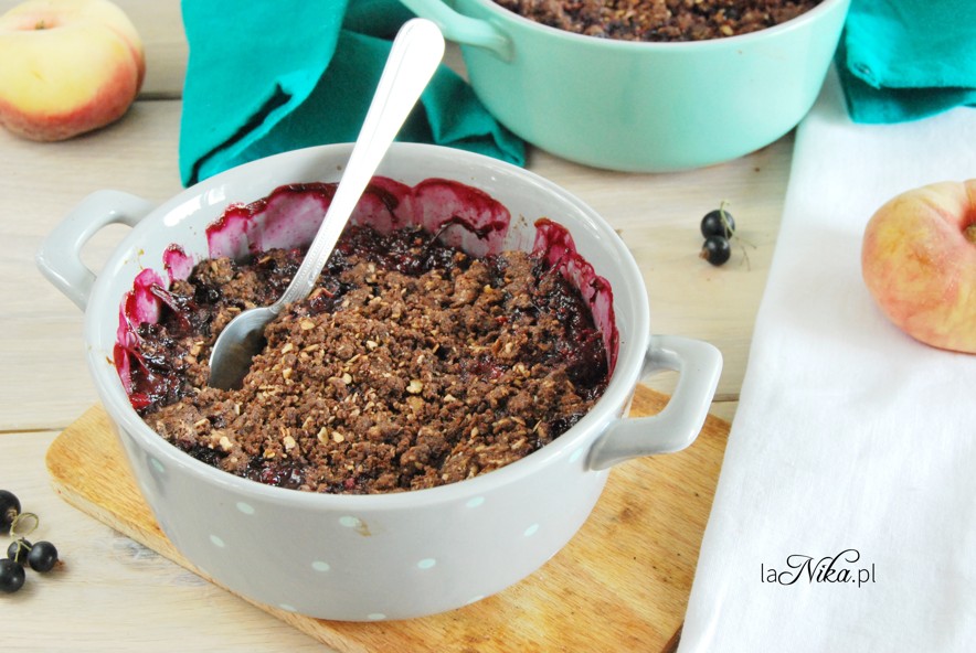 Crumble ze śliwkami, brzoskwiniami i porzeczkami