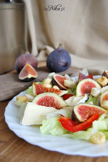 Sałatka z figami, serem camembert i papryką 2
