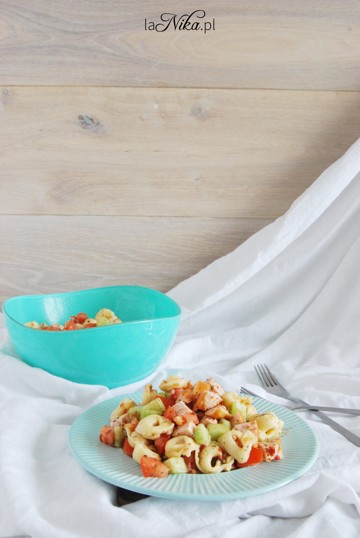 Sałatka z tortellini, ogórkiem, pomidorem i kurczakiem 2