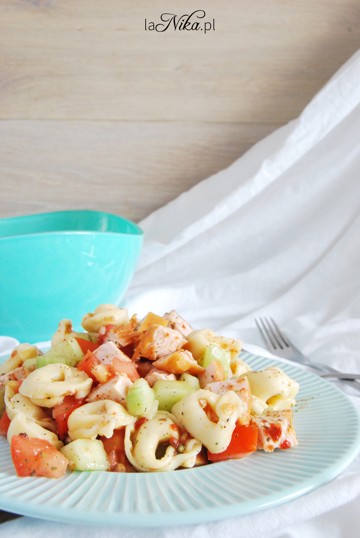 Sałatka z tortellini, ogórkiem, pomidorem i kurczakiem 1