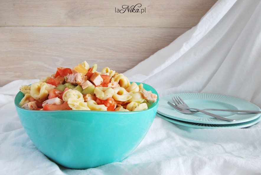 Sałatka z tortellini, ogórkiem, pomidorem i kurczakiem