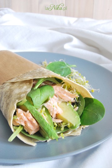 Gotowa zdrowa tortilla z łososiem, szpinakiem, awokado i kiełkami 1