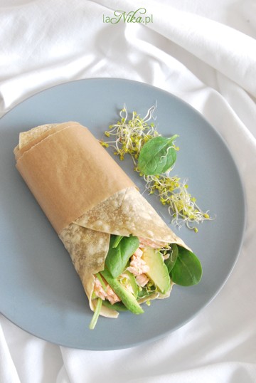 Gotowa zdrowa tortilla z łososiem, szpinakiem, awokado i kiełkami 2