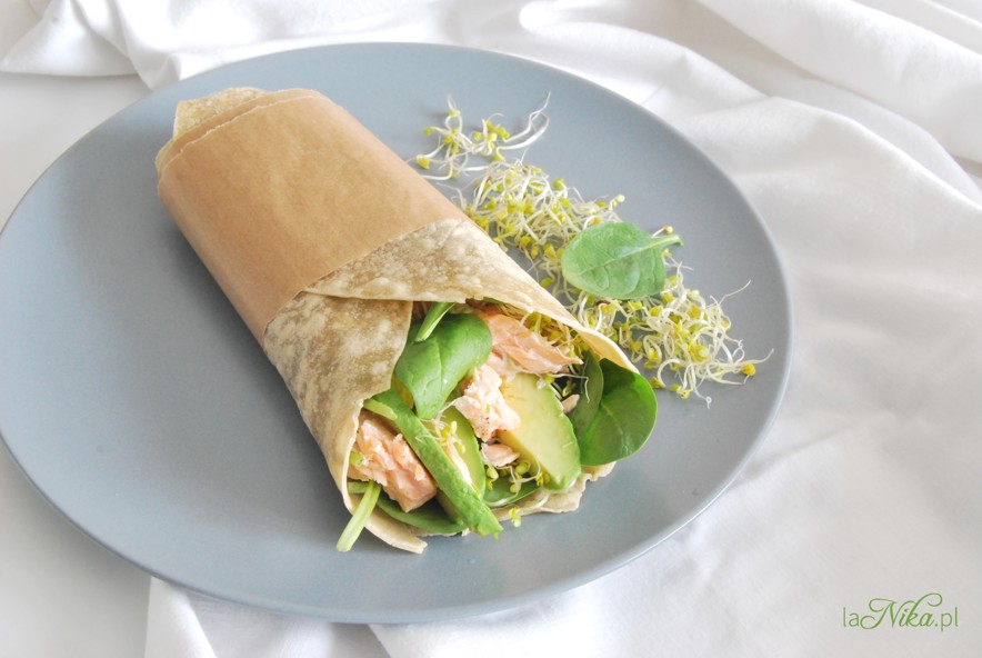 Zdrowa tortilla z łososiem, szpinakiem, awokado i kiełkami