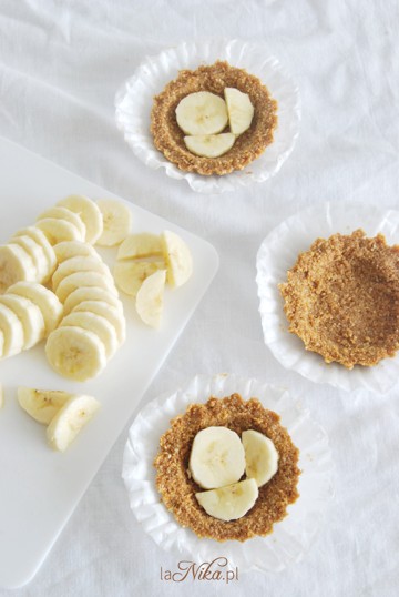 Przygotowywanie banoffee pie w formie kruchych babeczek 2