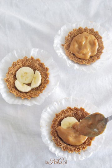 Przygotowywanie banoffee pie w formie kruchych babeczek 3