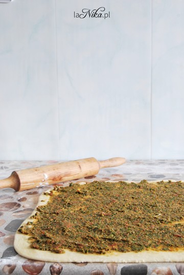 Przygotowywanie drożdżowych ślimaczków z pesto z jarmużu i suszonych pomidorów 2