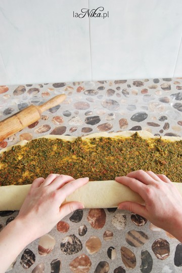 Przygotowywanie drożdżowych ślimaczków z pesto z jarmużu i suszonych pomidorów 3
