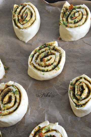 Przygotowywanie drożdżowych ślimaczków z pesto z jarmużu i suszonych pomidorów 4