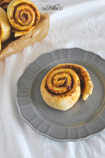 Gotowe drożdżowe ślimaczki z pesto z jarmużu i suszonych pomidorów 2