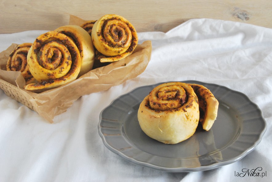 Drożdżowe ślimaczki z pesto z jarmużu i suszonych pomidorów