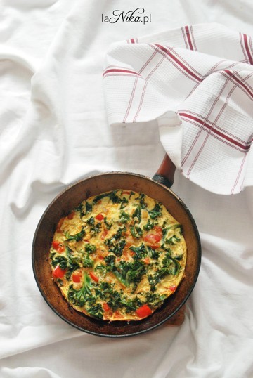 Gotowy omlet z jarmużem i papryką 1