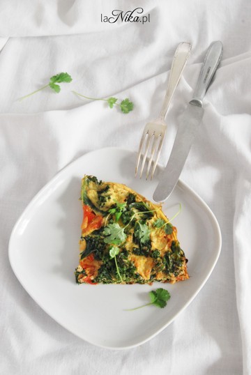 Gotowy omlet z jarmużem i papryką 2