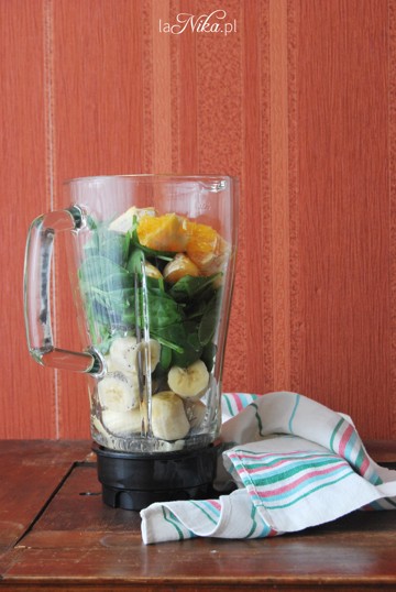 Przygotowywanie smoothie ze szpinakiem, bananami, pomarańczami i nasionami chia 1