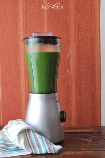 Przygotowywanie smoothie ze szpinakiem, bananami, pomarańczami i nasionami chia 2