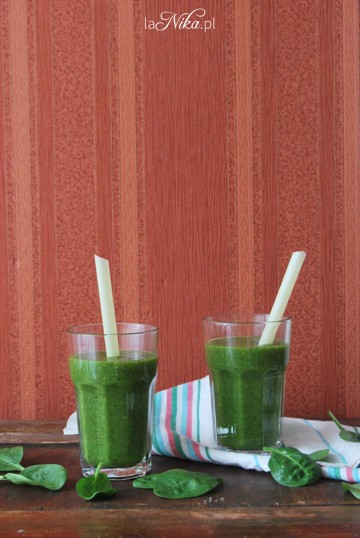 Gotowe smoothie ze szpinakiem, bananami, pomarańczami i nasionami chia 1