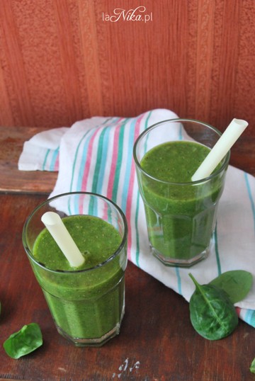 Gotowe smoothie ze szpinakiem, bananami, pomarańczami i nasionami chia 2