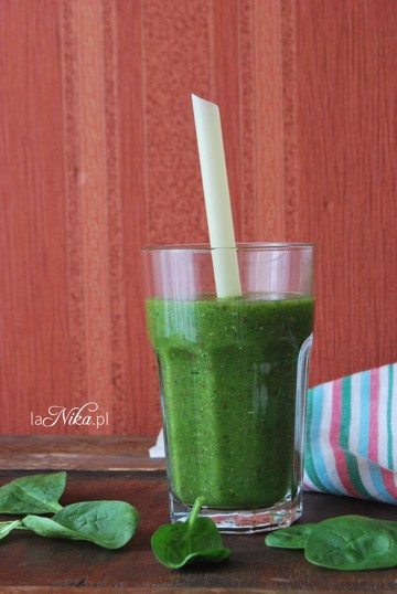 Gotowe smoothie ze szpinakiem, bananami, pomarańczami i nasionami chia 3