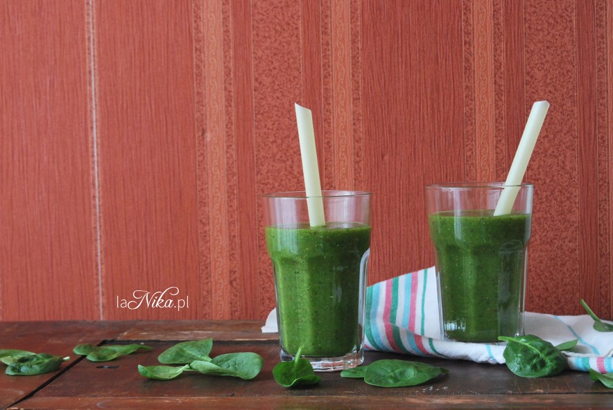 Smoothie ze szpinakiem, bananami, pomarańczami i nasionami chia