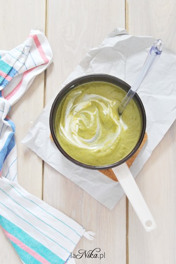Zupa krem z brokułów z czerwonym pesto 1