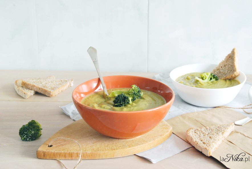 Zupa krem z brokułów z czerwonym pesto