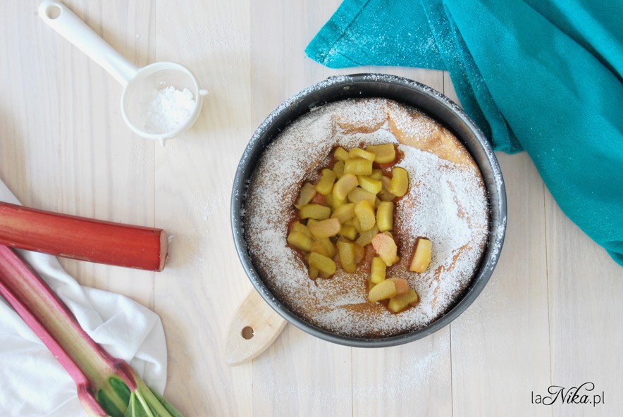 Dutch baby z rabarbarem