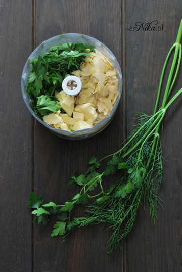 Przygotowywanie młodych ziemniaków w pesto z pietruszki i koperku z sałatką i jajkiem 1