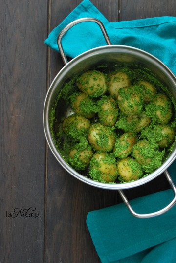 Przygotowywanie młodych ziemniaków w pesto z pietruszki i koperku z sałatką i jajkiem 4