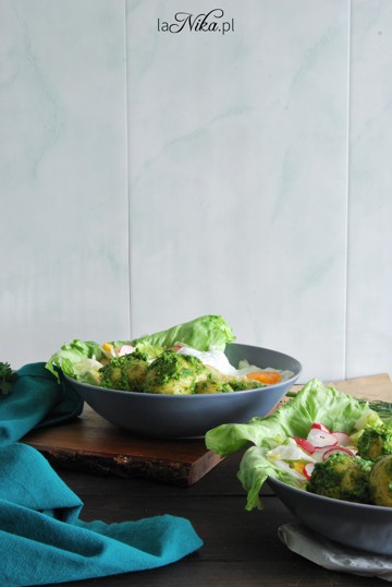 Gotowe młode ziemniaki w pesto z pietruszki i koperku z sałatką i jajkiem 1