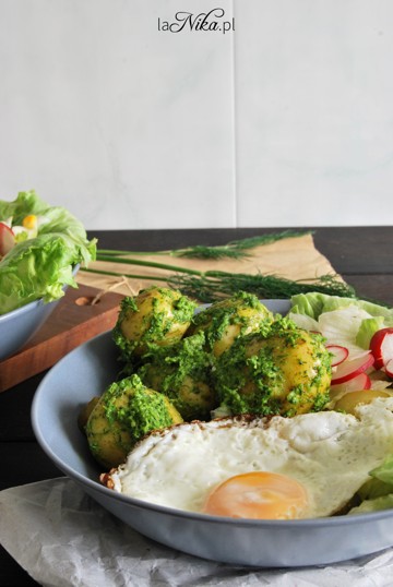 Gotowe młode ziemniaki w pesto z pietruszki i koperku z sałatką i jajkiem 3