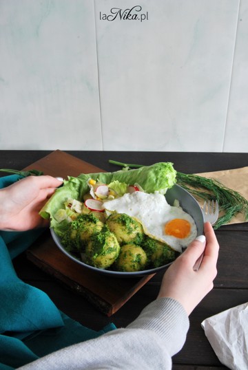 Gotowe młode ziemniaki w pesto z pietruszki i koperku z sałatką i jajkiem 4