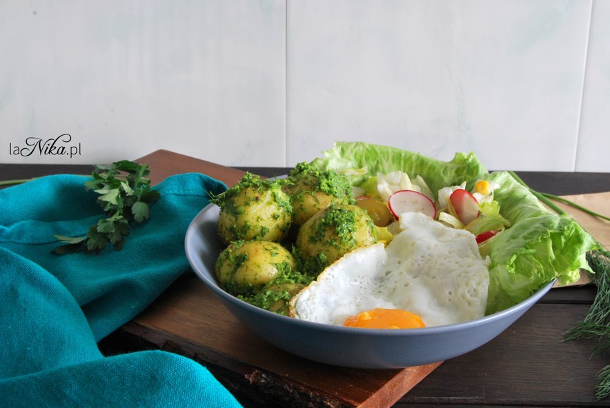 Młode ziemniaki w pesto z pietruszki i koperku z sałatką i jajkiem