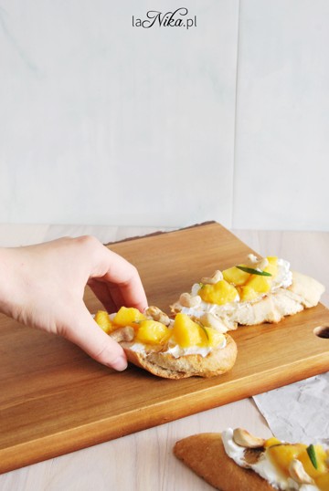 Gotowa bruschetta z brzoskwiniami, kozim serem i orzechami nerkowca 3