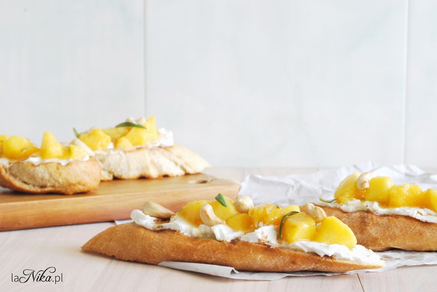 Bruschetta z brzoskwiniami, kozim serem i orzechami nerkowca