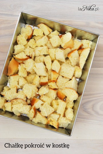 Pokroić chałkę na pudding chlebowy
