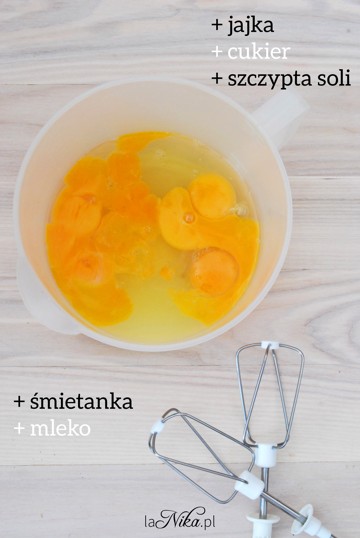 Zmiksować mokre składniki na pudding chlebowy