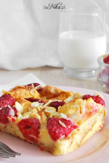 Pudding chlebowy z malinami i migdałami 2