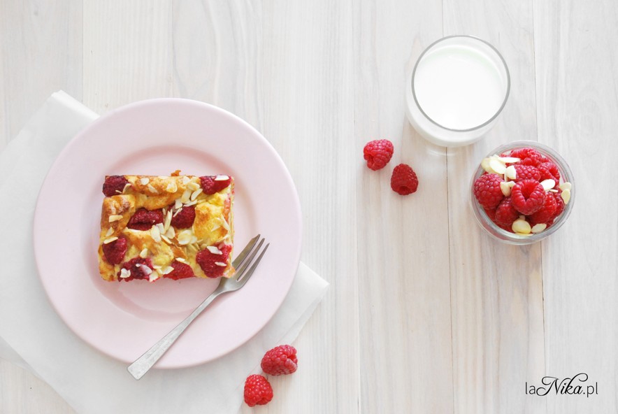 Pudding chlebowy z malinami i migdałami