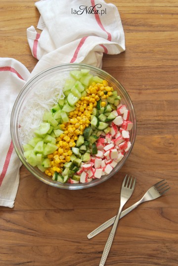 Przygotowanie sałatki z makaronem ryżowym i surimi 1