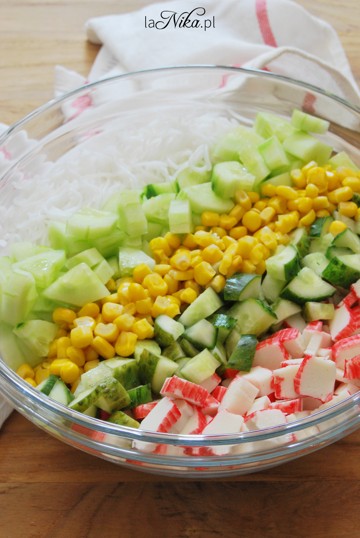 Przygotowanie sałatki z makaronem ryżowym i surimi 2