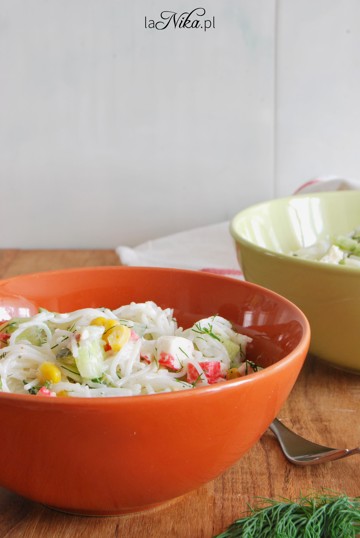 Gotowa sałatka z makaronem ryżowym i surimi 1