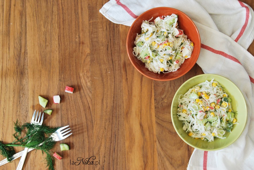 Sałatka z makaronem ryżowym i surimi