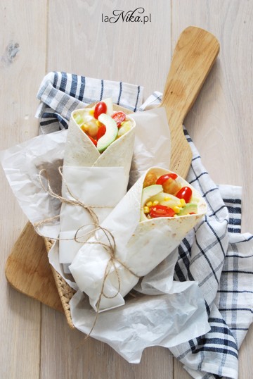 Gotowa tortilla z owocami i warzywami
